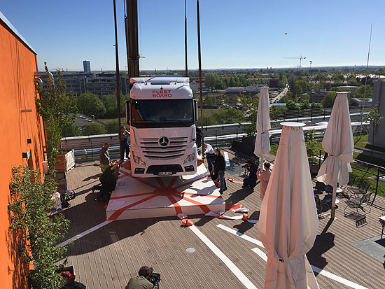 Ein Teleskopkran zog am Vormittag des 06.05.2017 eine 7,7 Tonnen schwere Mercedes-Benz Actros Zugmaschine auf das Dach des München Hoch5 (©Foto. Martin Schmitz)